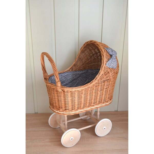 Puppenwagen aus Korbgeflecht mit weichen Reifen und Stoffdetails aus 100 % Baumwolle