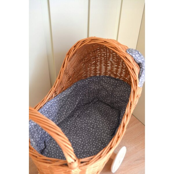 Puppenwagen aus Korbgeflecht mit weichen Reifen und Stoffdetails aus 100 % Baumwolle