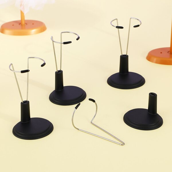4 schwarze Ständer für Puppen aus PVC und Stahl, Heim- und Ladenorganisation