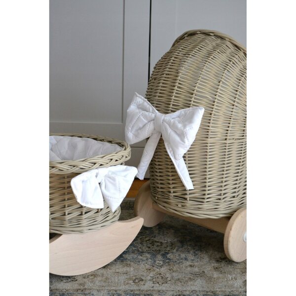 Passeggino in vimini beige con culla e biancheria da letto per bambole - artigianato per bambini 18m+