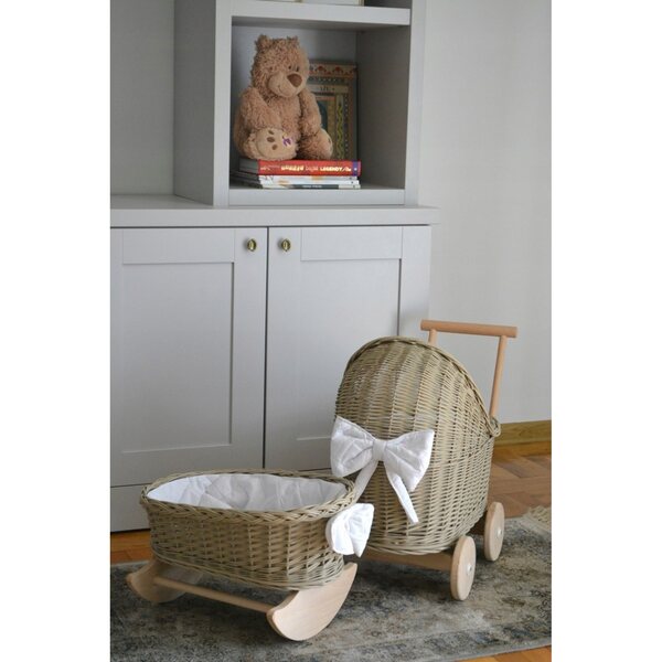 Passeggino in vimini beige con culla e biancheria da letto per bambole - artigianato per bambini 18m+