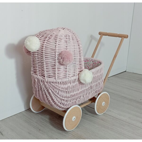 Passeggino per bambole in vimini rosa con biancheria da letto e pompon - fatto a mano