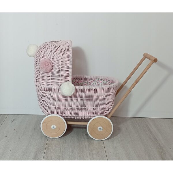 Passeggino per bambole in vimini rosa con biancheria da letto e pompon - fatto a mano