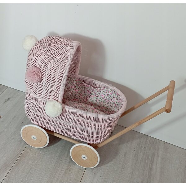 Passeggino per bambole in vimini rosa con biancheria da letto e pompon - fatto a mano