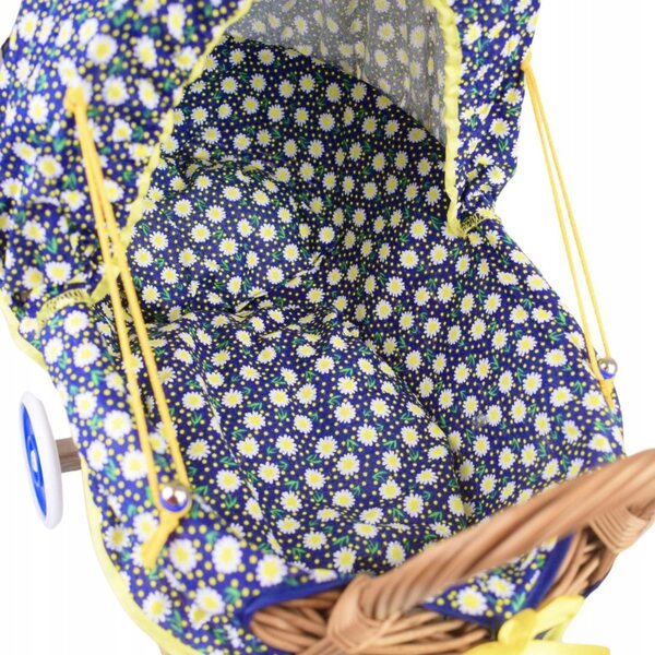 Blauer Puppenwagen aus Korbgeflecht mit Blumenmuster und Zubehör