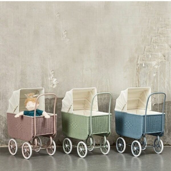 Astrup Retro Rattan Puppenwagen blau, Vintage-Design und handgefertigt