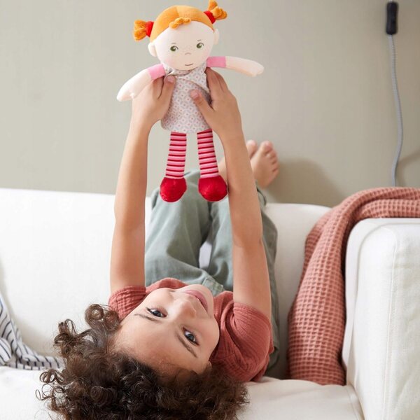 HABA Stoffpuppe Roya 25 cm, weiches Plüschtier für Kinder ab 18 Monaten