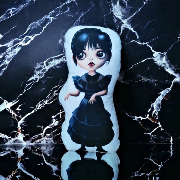 Cuscino Peluche Wednesday Adams XL in Microfibra e Poli-verniciatura Morbida Nero