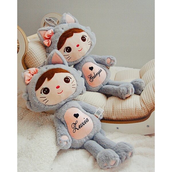 Metoo Fluffy Kitten con Fiocco Doll 48 cm personalizzabile con nome e metrica