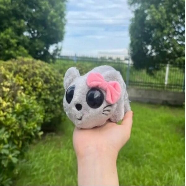 Criceto triste di peluche: un giocattolo morbido e giocoso, lungo 11 cm