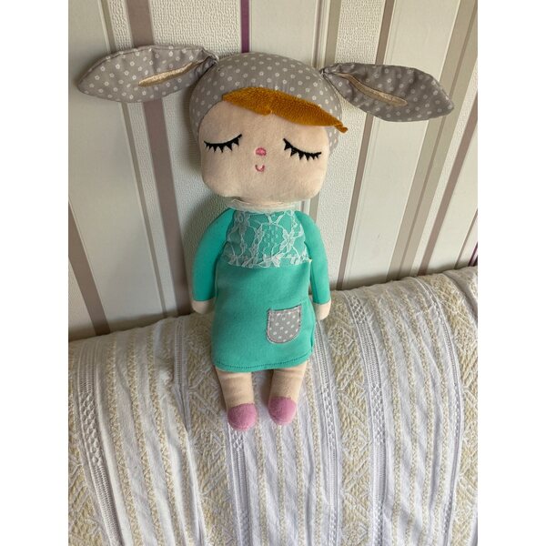 Miniroom Kanindocka Bunny Doll 33 cm con vestito verde in tessuto