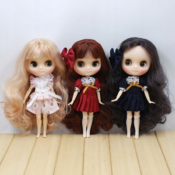 Dunkelblaues Kleid mit Schleife und Socken für Blythe 20 cm Puppe