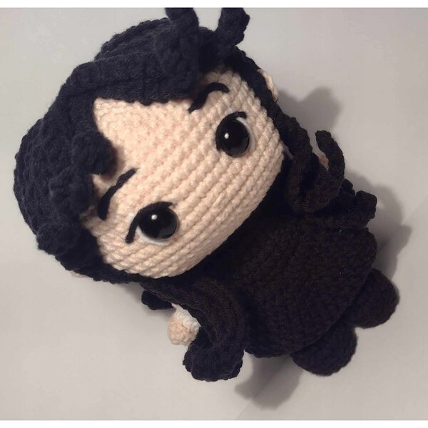Handgefertigte Wednesday Addams Amigurumi-Puppe im Funko Pop-Stil, 15 cm groß