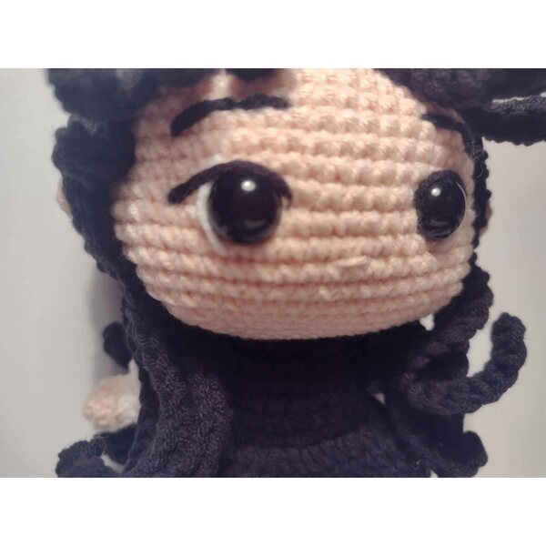 Handgefertigte Wednesday Addams Amigurumi-Puppe im Funko Pop-Stil, 15 cm groß