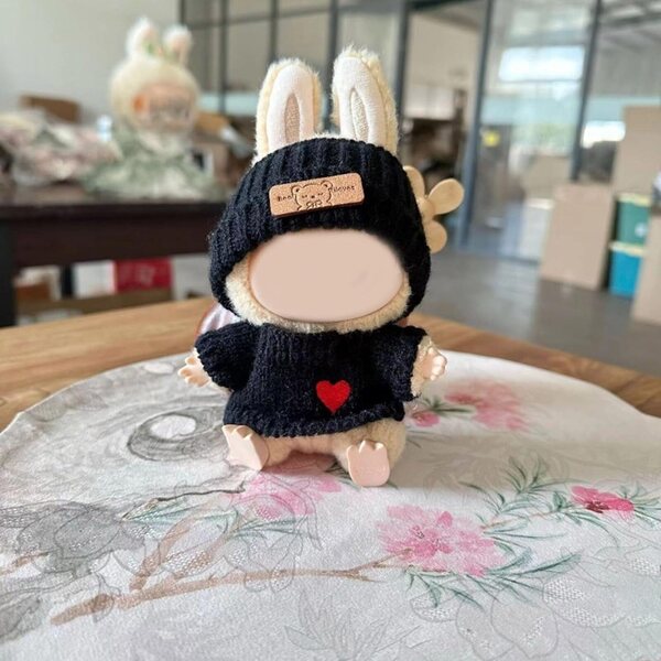 Abbigliamento per bambole 15-17 cm con cappello nero e maglione cuore alla moda