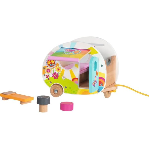 Goki Camperfreude Holzwohnwagen mit Zubehör für kreative Campingspiele