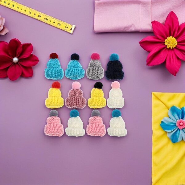 12 Cappellini Miniatura Colorati in Maglia per Decorazioni, Feste e Gioielli Creativi