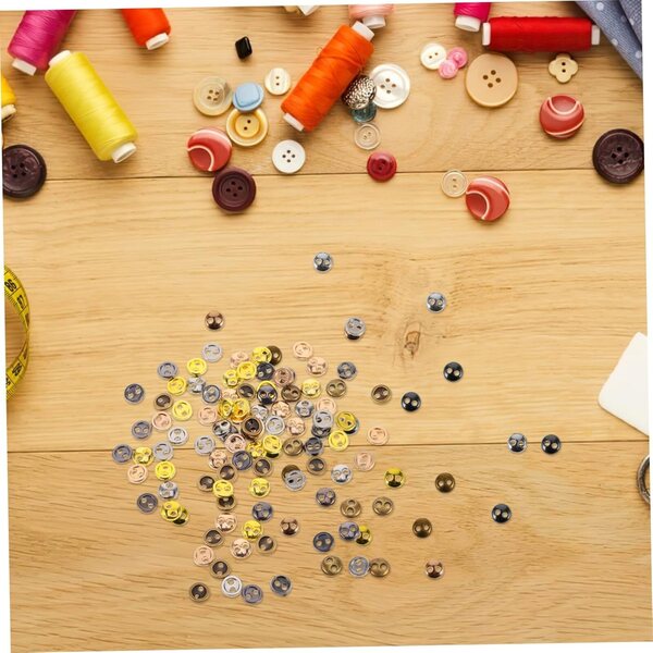 100 Mini Bottoni in Metallo Retrò per Bambole – Colori Assortiti e Alta Qualità