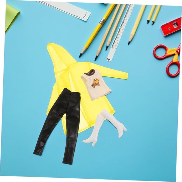Vaguelly Gelbes Regenmantel-Set für Puppen mit Poncho, Weste, Hose und Stiefeln