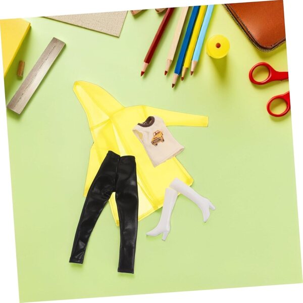 Vaguelly Gelbes Regenmantel-Set für Puppen mit Poncho, Weste, Hose und Stiefeln