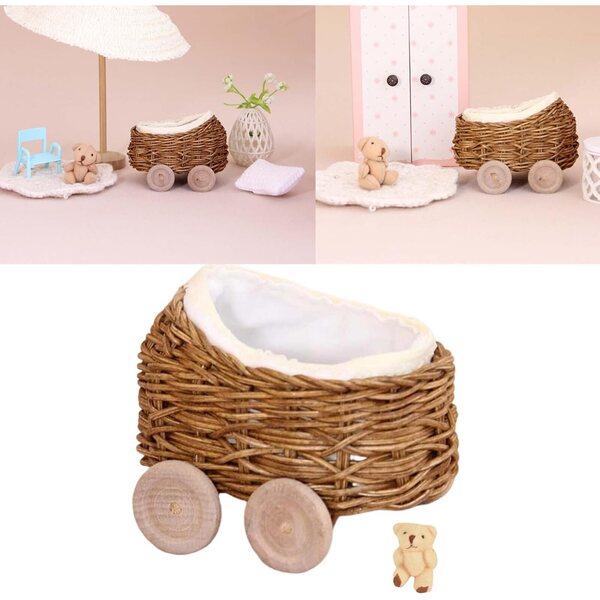 Miniaturwagen aus natürlichem Rattan mit beweglichen Rädern und Bär für Puppen