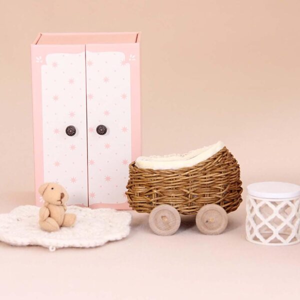 Miniaturwagen aus natürlichem Rattan mit beweglichen Rädern und Bär für Puppen
