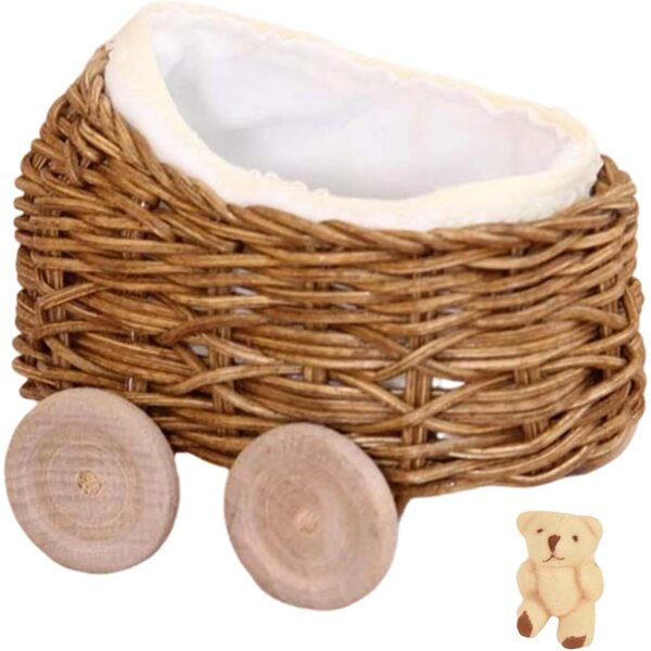 Miniaturwagen aus natürlichem Rattan mit beweglichen Rädern und Bär für Puppen