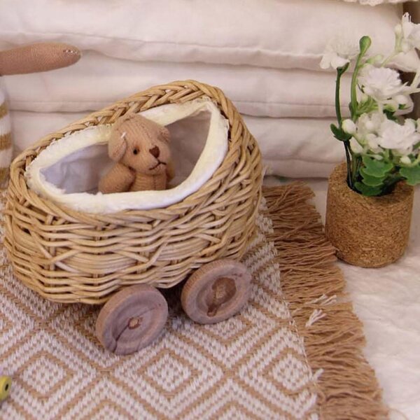 Miniaturwagen aus natürlichem Rattan mit beweglichen Rädern und Bär für Puppen