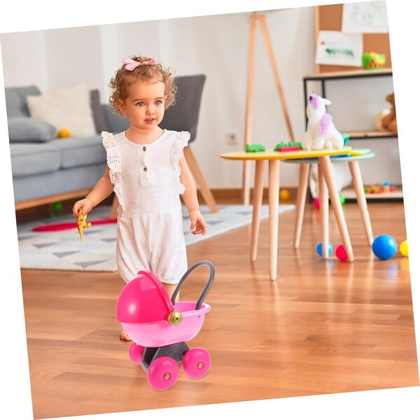 Realistischer Puppenwagen aus rosafarbenem Kunststoff zum Spielen und als Heimdekoration