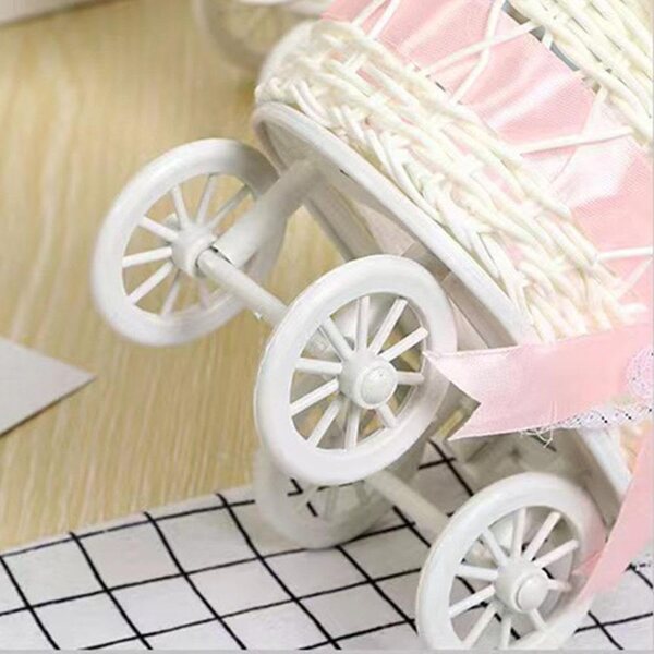 Mini-Kinderwagen aus gewebtem Korbgeflecht, Dekoration als Mittelpunkt und Puppenwagen