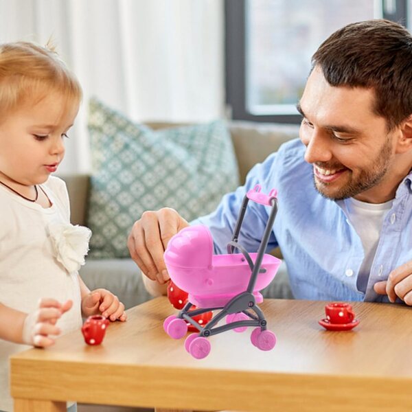 Set mit 2 rosa Kinderwagenspielzeugen aus Kunststoff für Puppenhäuser und fantasievolle Spiele