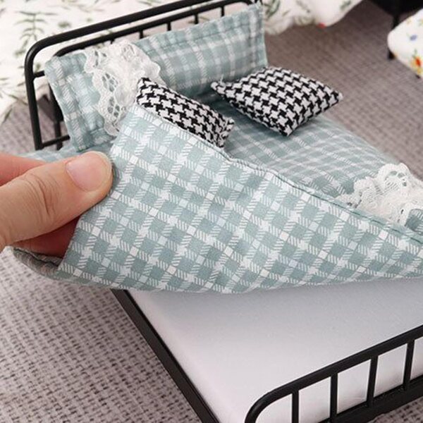 Set letto in ferro in miniatura 1:12 vintage per casa delle bambole, matrimoniale