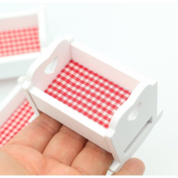 Lettino in legno bianco con biancheria per bambole rinate – Miniatura 1/12