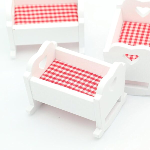 Lettino in legno bianco con biancheria per bambole rinate – Miniatura 1/12