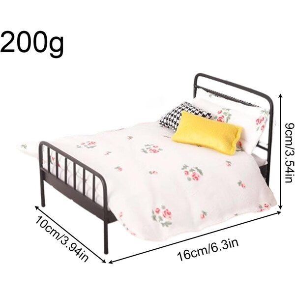 Letto in ferro vintage per bambole 1:12 con materasso e biancheria inclusi