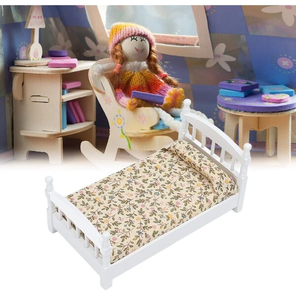 Puppenhaus-Miniaturbett aus Birkenholz 1:12 mit Dekostoffen