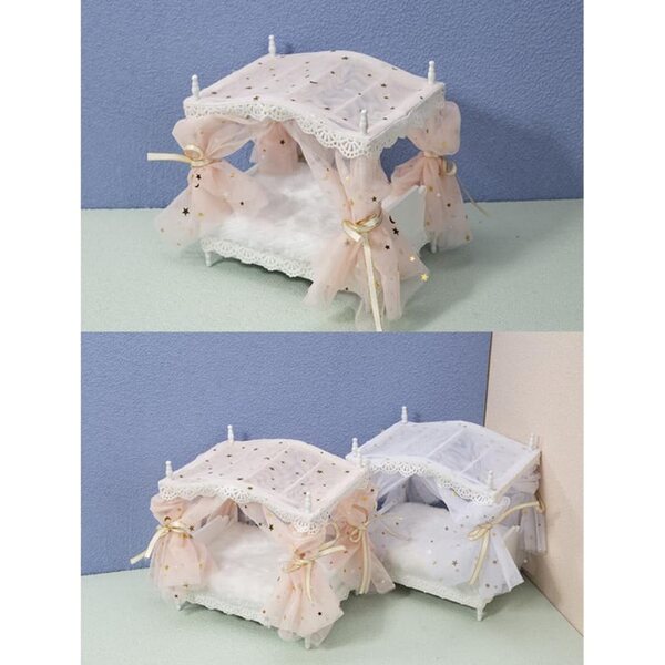 Puppenhaus-Miniaturbett 1/12 aus Holz mit weißer Spitze – Schlafzimmerdekoration