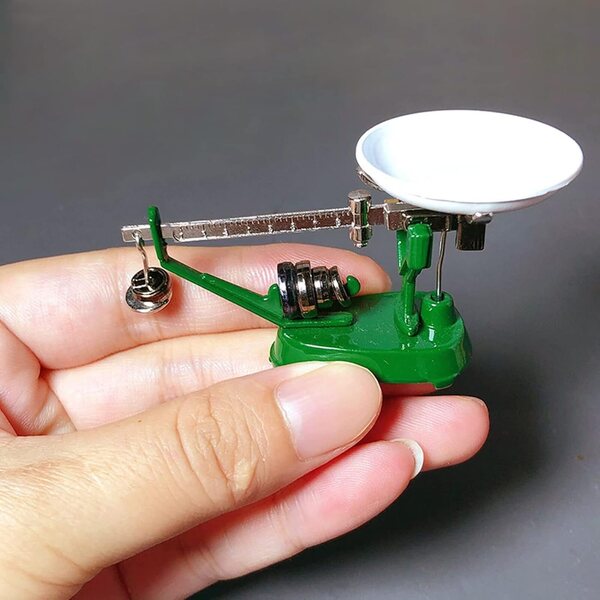 Vintage Metallwaage für Puppenhaus 1/12 – dekorative Miniatur-Masyrte