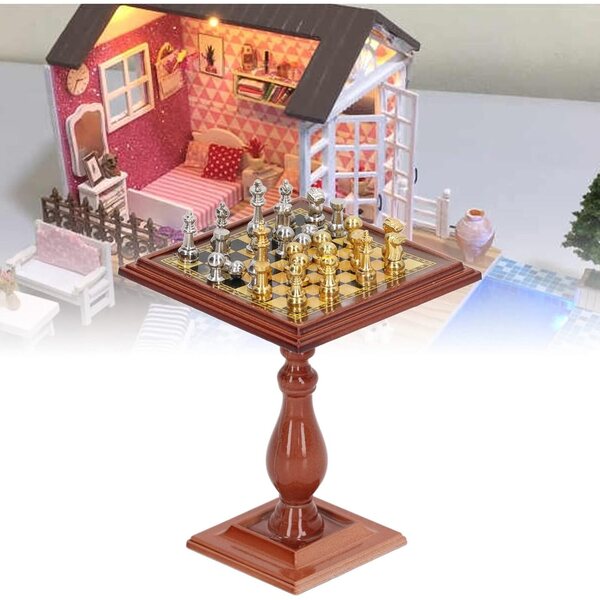 Tragbares und dekoratives Puppenhaus-Miniatur-Magnetschachspiel aus Legierung im Maßstab 1:12