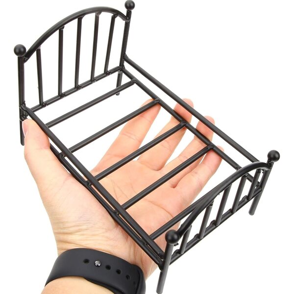 Letto in miniatura in metallo per casa delle bambole 16x11x10 cm - design vintage elegante