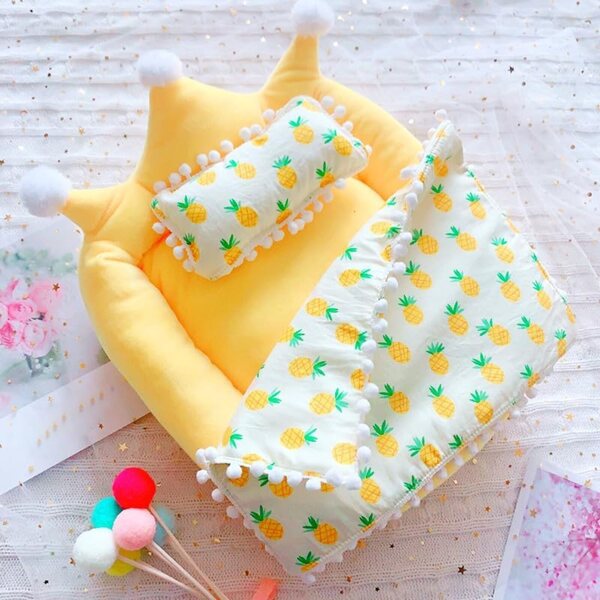 Bettwäscheset für 20 cm Puppenbett – Decke und Plüschzubehör