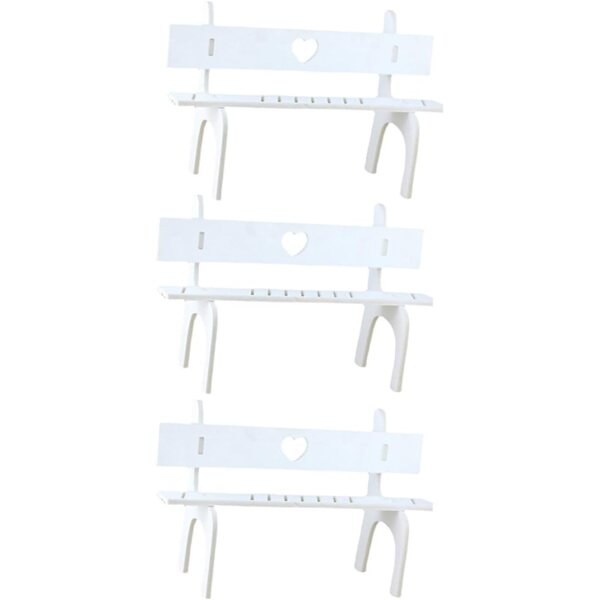 UPKOCH Set mit 3 weißen Mini-Hockern für Puppenhäuser und Zubehör. Foto