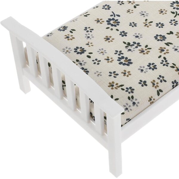 Letto singolo in miniatura con materasso e cuscino floreali - Mobili per casa delle bambole