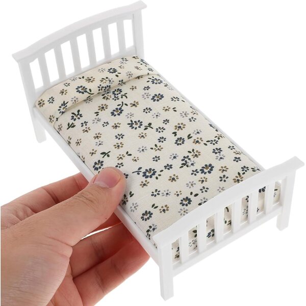 Letto singolo in miniatura con materasso e cuscino floreali - Mobili per casa delle bambole