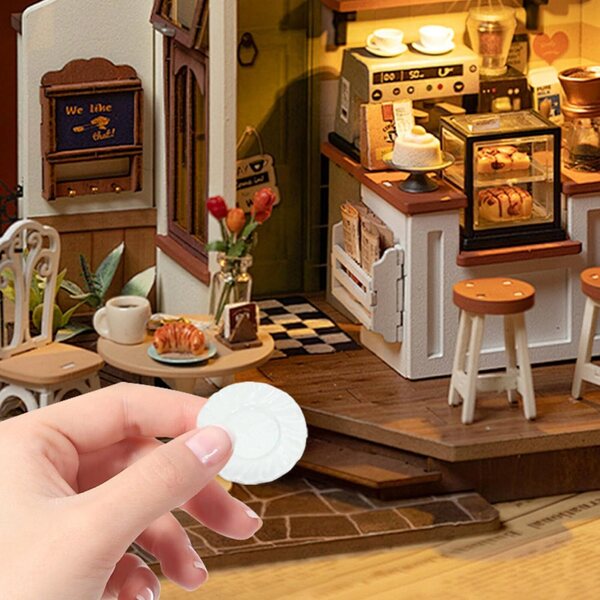 Miniatur-Küchenset im Maßstab 1:12 – 4 Teller, Messer, Gabeln und Löffel aus Keramik und Legierung