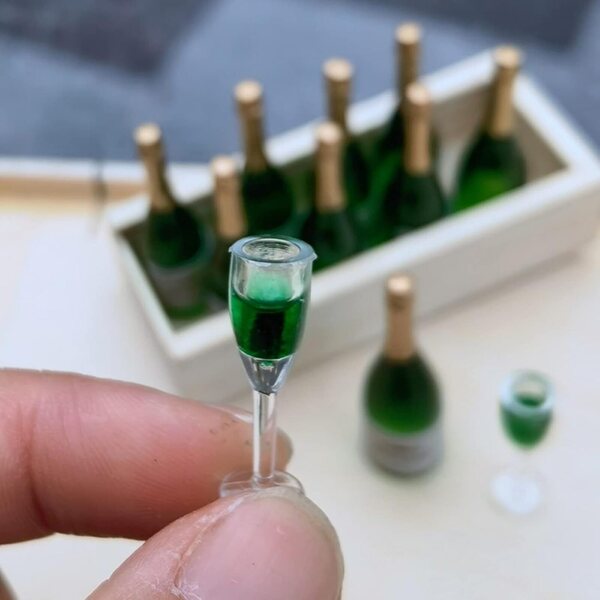 Puppenhaus-Miniatur-Champagner-Set mit 10 Flaschen und 20 PVC-Gläsern