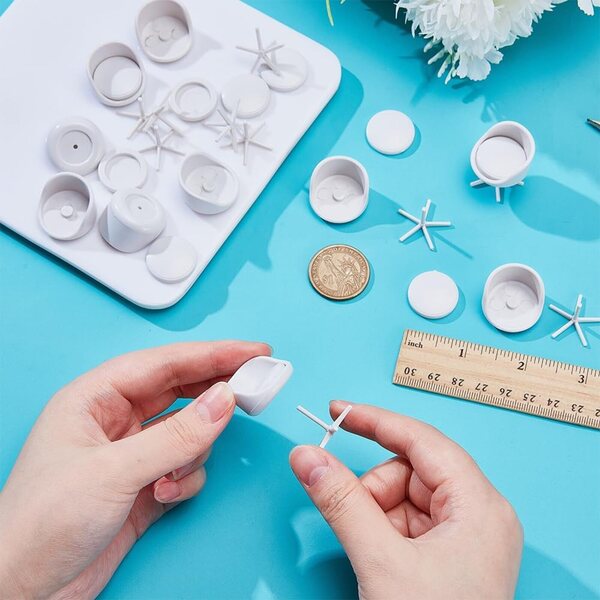 Lot de 10 chaises miniatures 1:25 blanches pivotantes pour maison de poupée 23x30mm