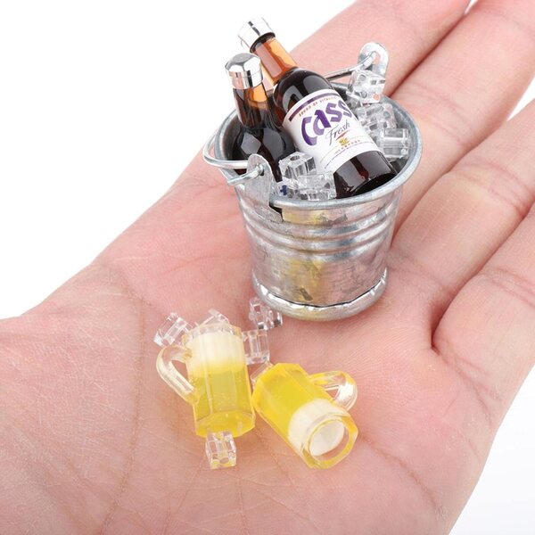 1/12 Puppenhaus-Miniaturset mit Flaschen, Eimer und Becher