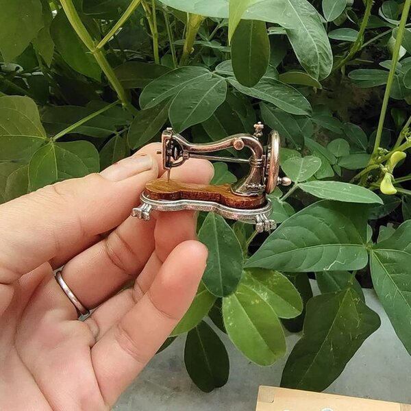 Mini macchina da cucire in miniatura 1:12 per casa delle bambole, decorativa e realistica