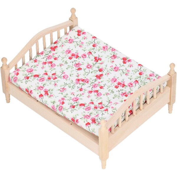 Elegantes und detailliertes Mini-Doppelbett aus Birkenholz für ein Puppenhaus im Maßstab 1:12